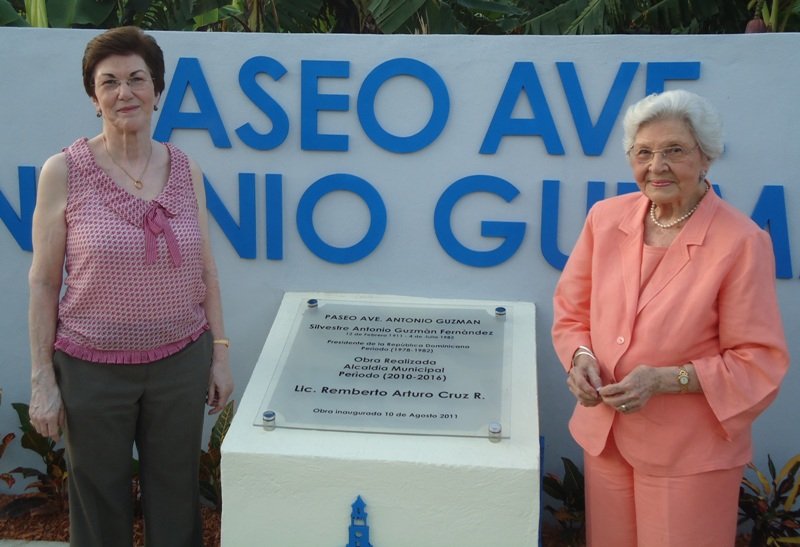 Parte de su familia en la inauguración del Paseo Presidente Don Antonio Guzmán